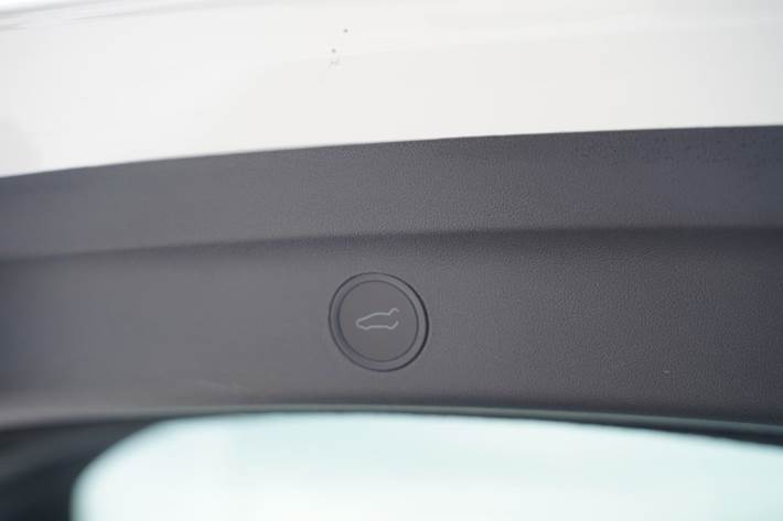 Hvid Tesla Model Y fra 2023