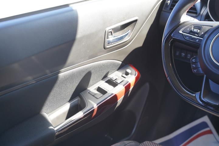 Rød Suzuki Swift fra 2019