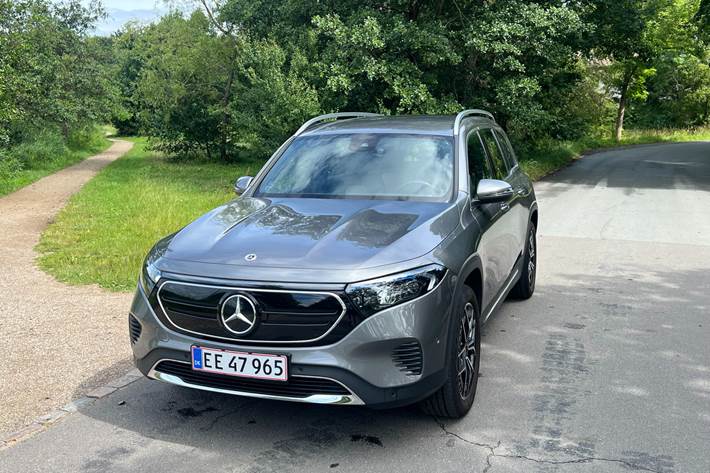 Grå Mercedes EQB250 fra 2023