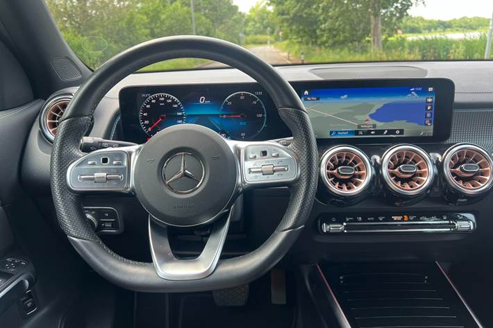 Grå Mercedes EQB250 fra 2023