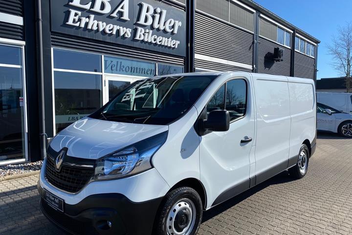 Hvid Renault Trafic T29 fra 2021 set udefra
