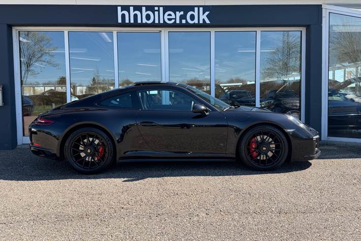 Sort Porsche 911 Carrera 4 GTS fra 2018