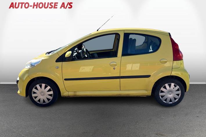 Gul Peugeot 107 fra 2008