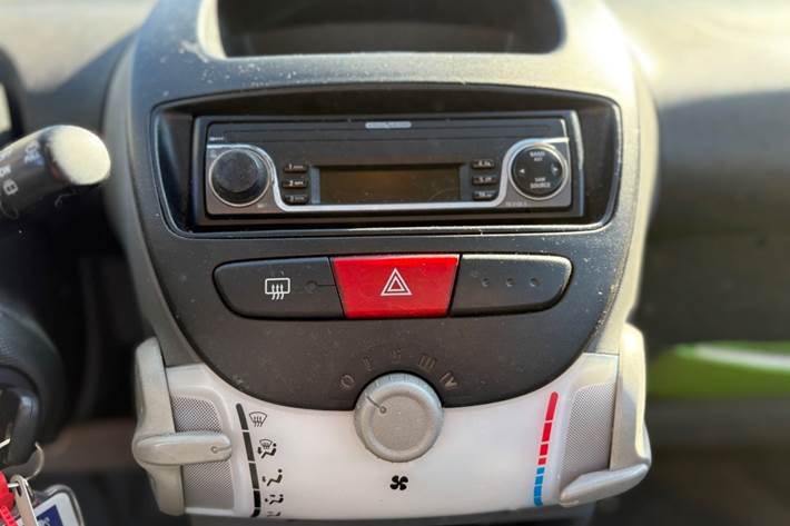 Gul Peugeot 107 fra 2008