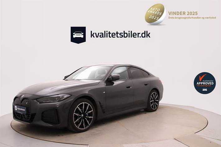 Grå BMW i4 fra 2022 set udefra