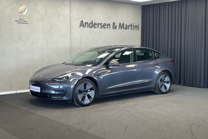 Grå Tesla Model 3 fra 2022