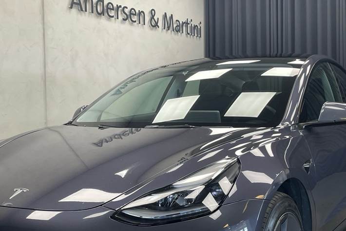 Grå Tesla Model 3 fra 2022