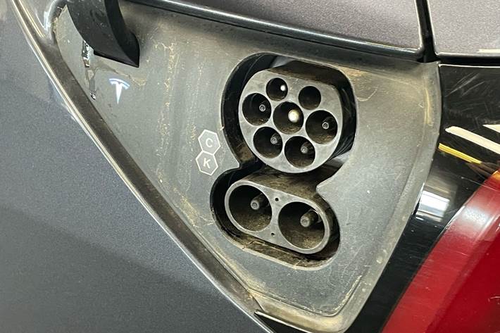 Grå Tesla Model 3 fra 2022