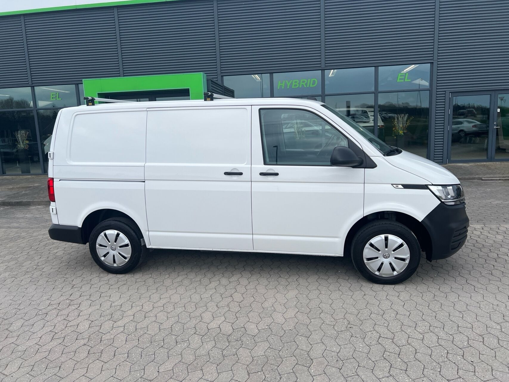 Hvid VW Transporter fra 2023