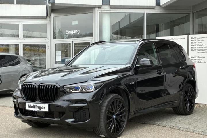 Sort BMW X5 fra 2023 set udefra