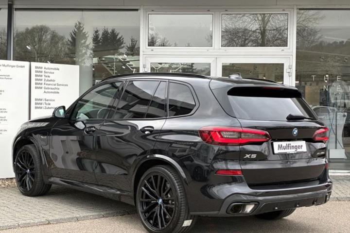 Sort BMW X5 fra 2023