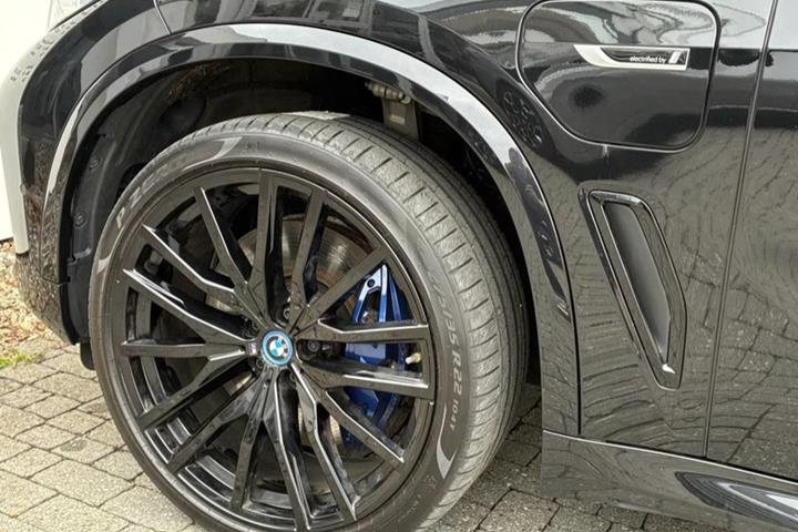 Sort BMW X5 fra 2023