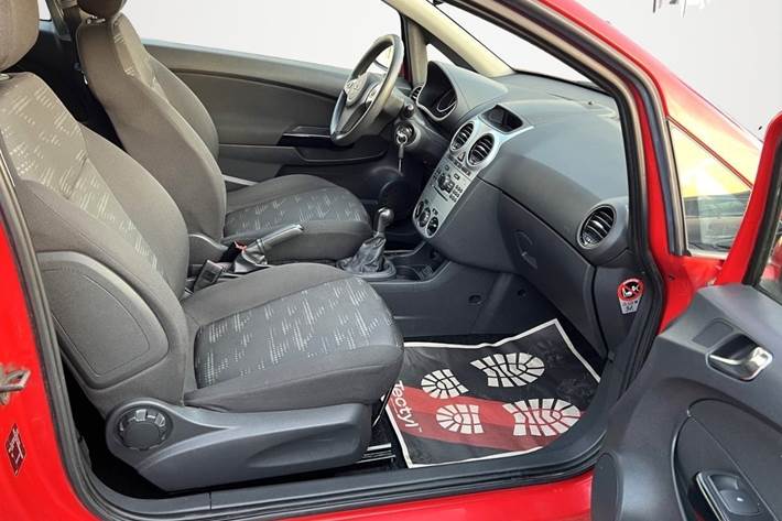 Rød Opel Corsa fra 2011