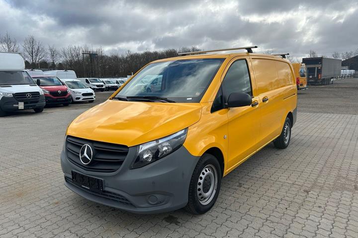Gul Mercedes Vito 114 fra 2020 set udefra