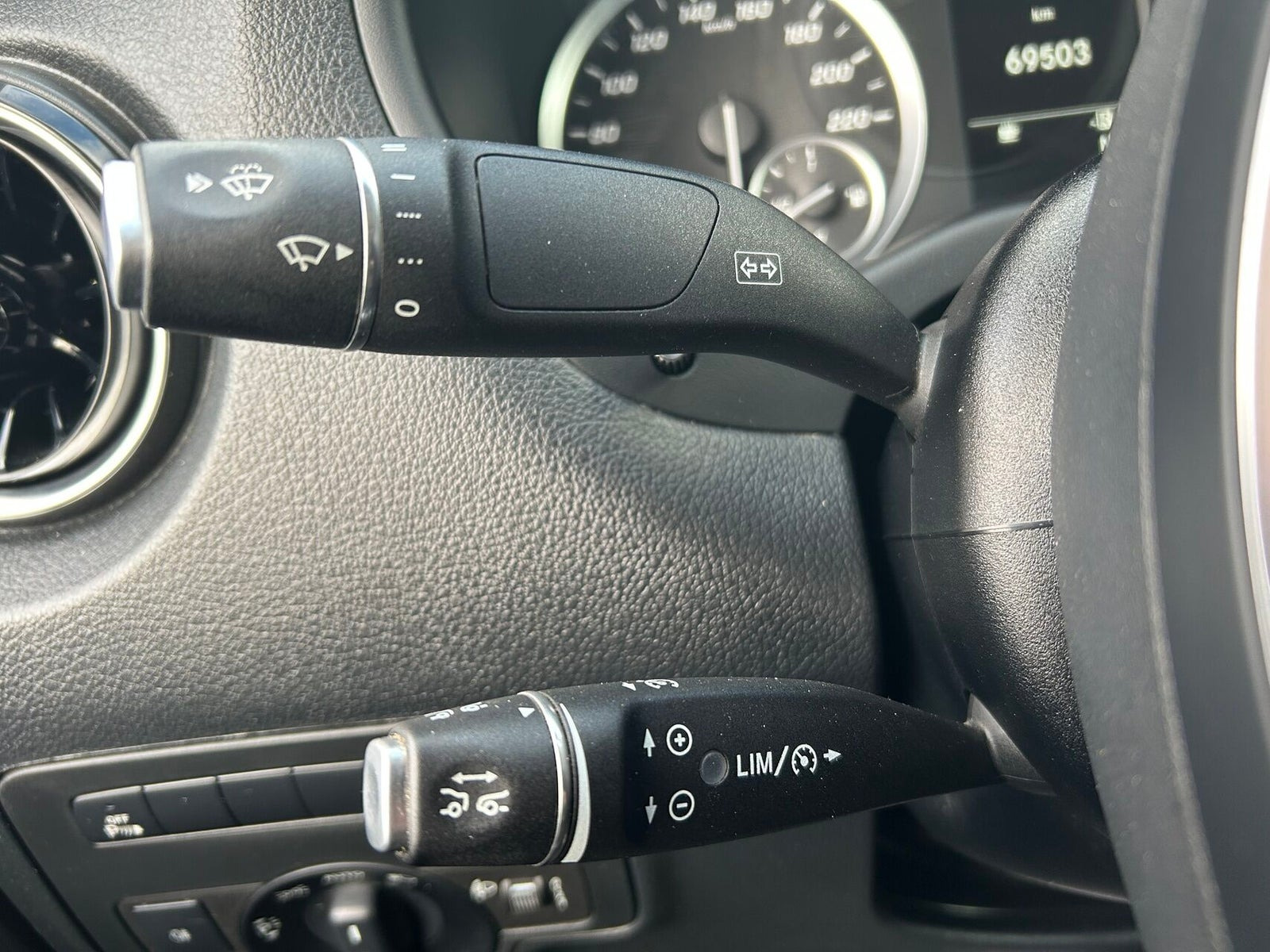 Gul Mercedes Vito 114 fra 2020