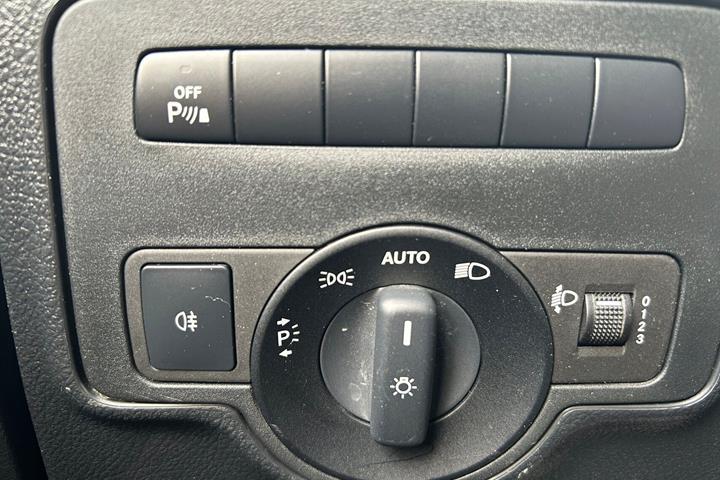 Gul Mercedes Vito 114 fra 2020