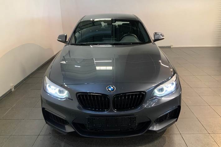 Grå BMW 218i fra 2020