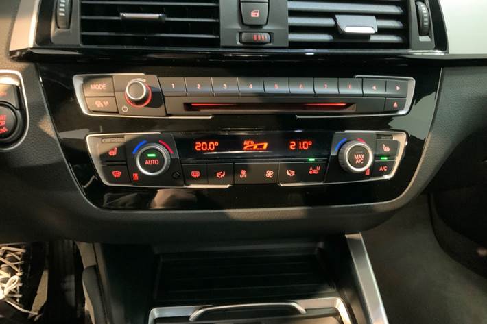 Grå BMW 218i fra 2020