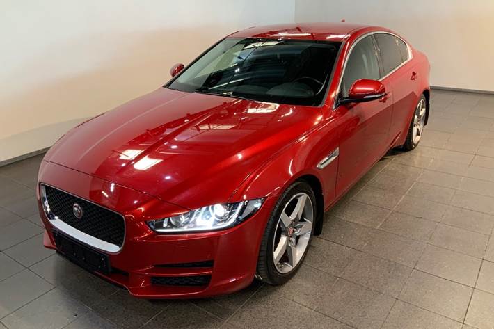 Rød Jaguar XE fra 2016 set udefra
