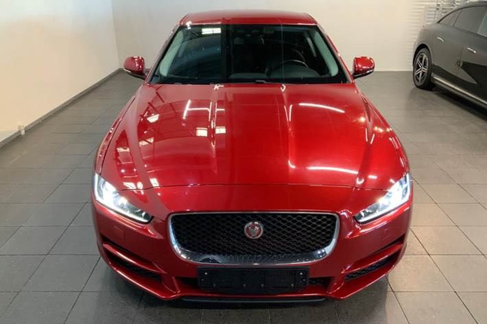 Rød Jaguar XE fra 2016