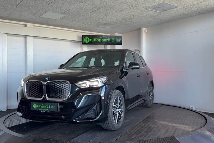 Sort BMW iX1 fra 2024 set udefra