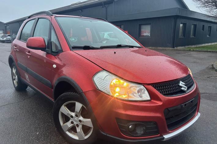 Rød Suzuki SX4 fra 2012
