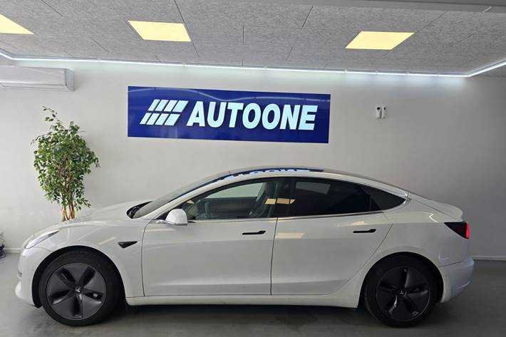 Hvid Tesla Model 3 fra 2020