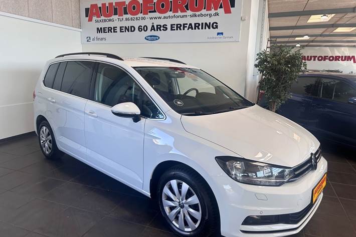 Hvid VW Touran fra 2021 set udefra