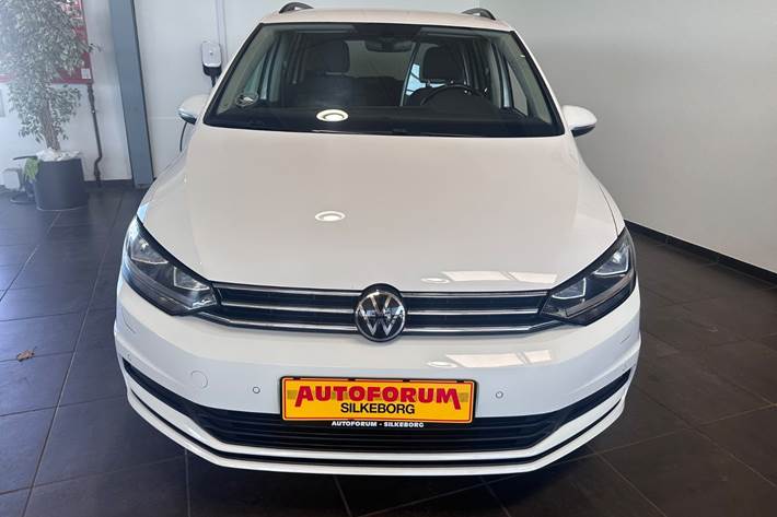 Hvid VW Touran fra 2021