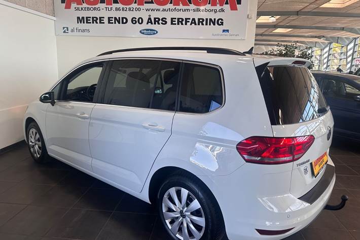 Hvid VW Touran fra 2021