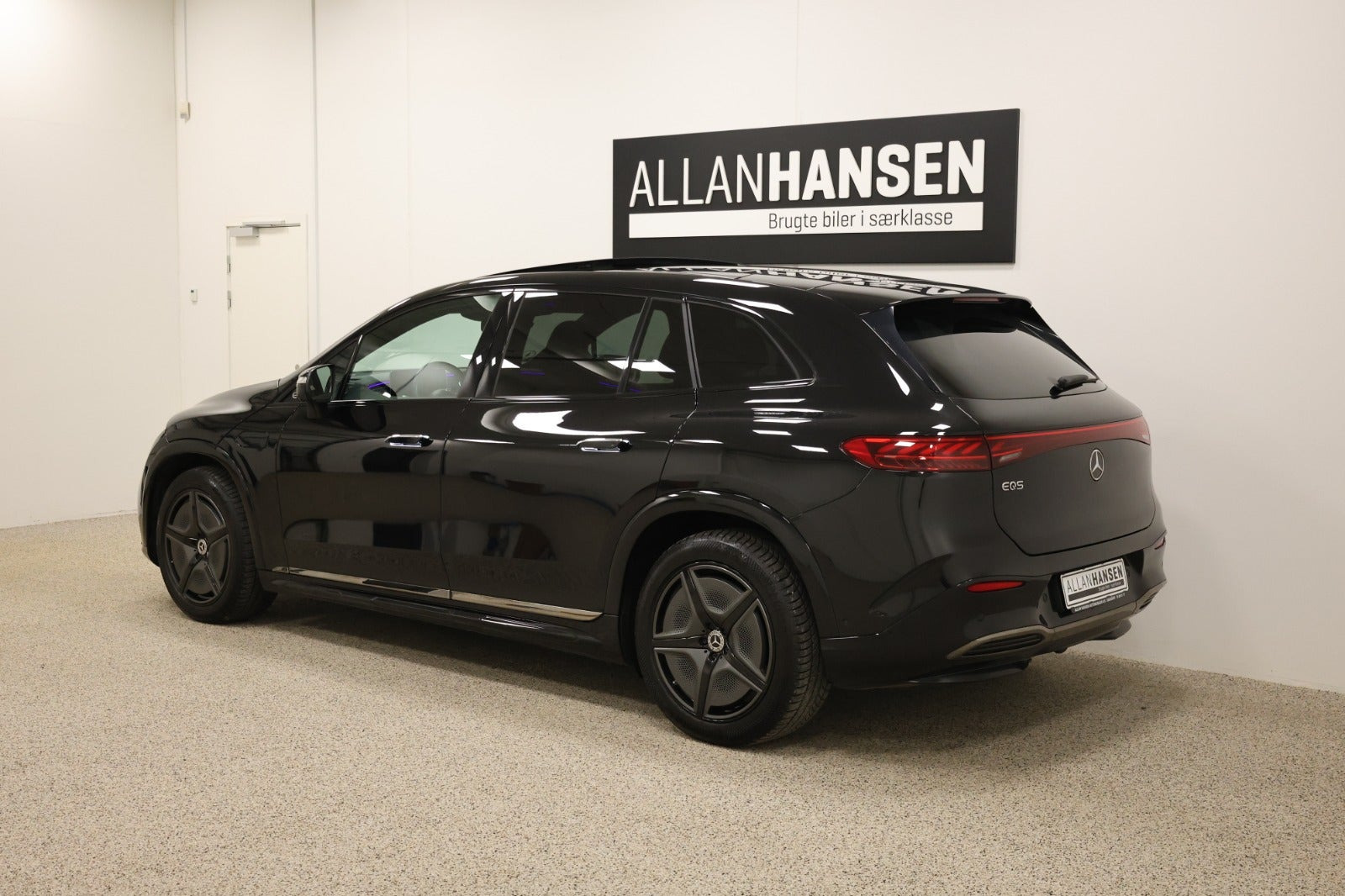 Sort Mercedes EQS450+ SUV fra 2023