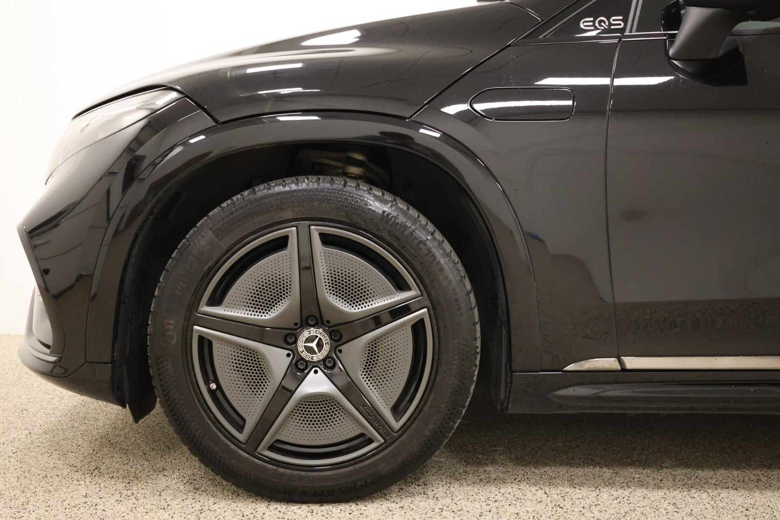 Sort Mercedes EQS450+ SUV fra 2023
