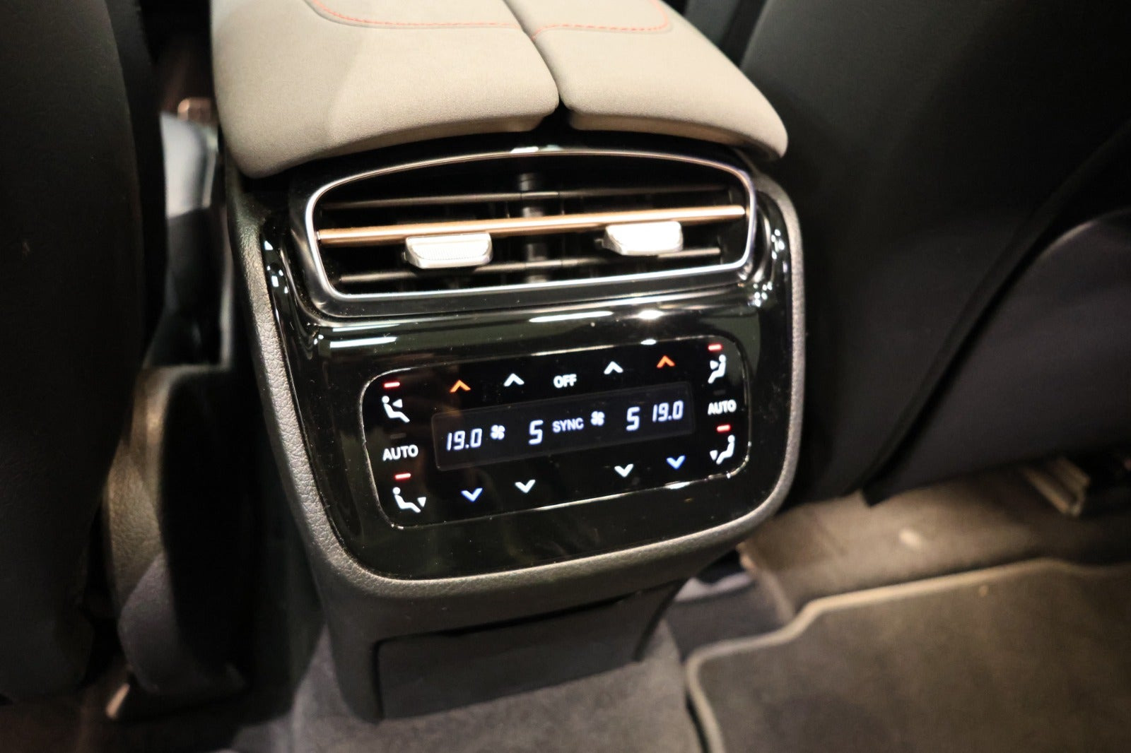 Sort Mercedes EQS450+ SUV fra 2023