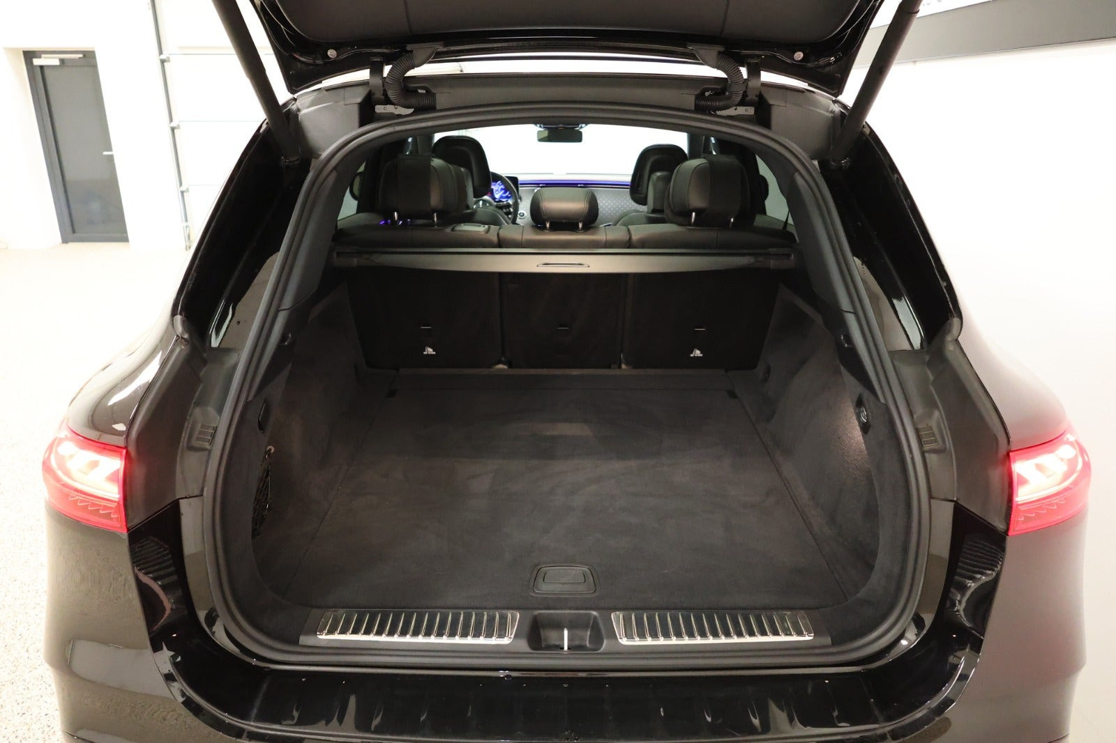 Sort Mercedes EQS450+ SUV fra 2023