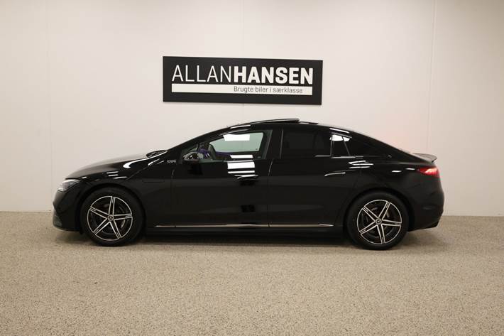 Sort Mercedes EQE350 fra 2024