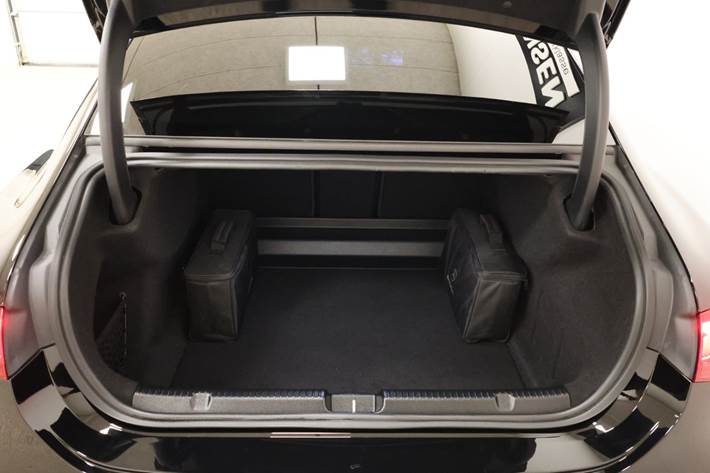 Sort Mercedes EQE350 fra 2024