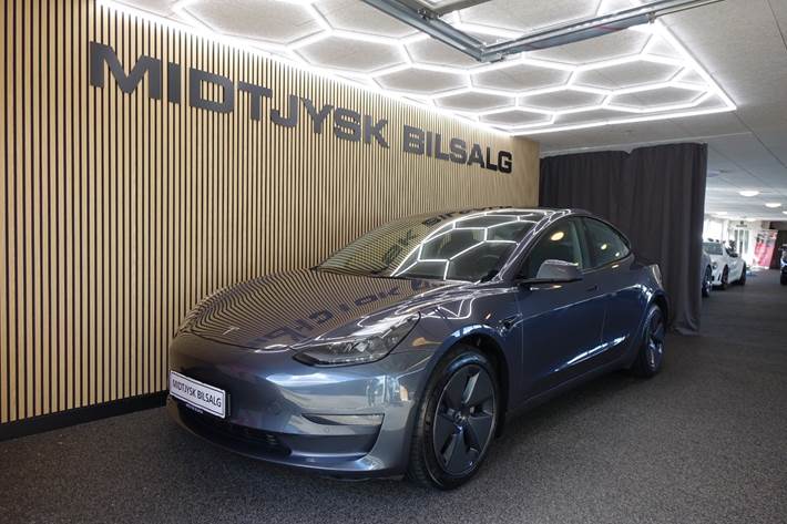 Grå Tesla Model 3 fra 2023