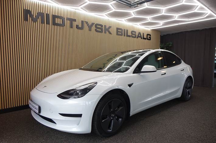Hvid Tesla Model 3 fra 2021 set udefra