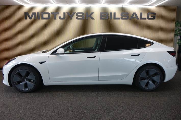Hvid Tesla Model 3 fra 2021
