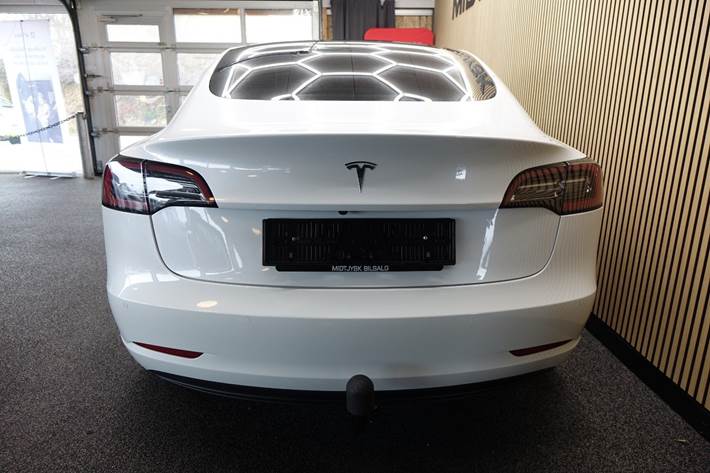 Hvid Tesla Model 3 fra 2021