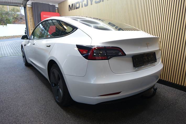 Hvid Tesla Model 3 fra 2021