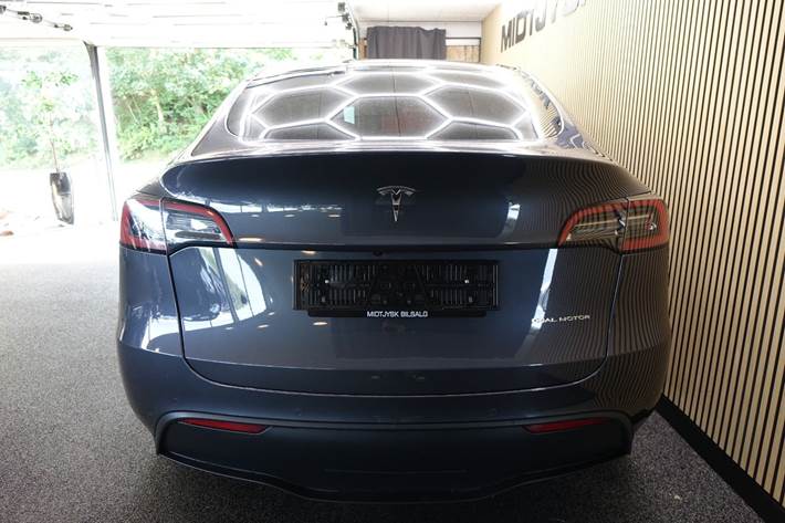 Grå Tesla Model Y fra 2022