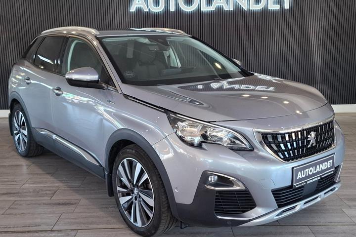 Sølv Peugeot 3008 fra 2020 set udefra
