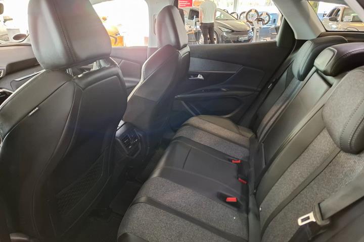 Sølv Peugeot 3008 fra 2020