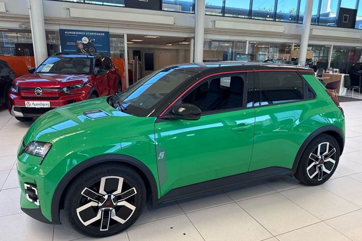 Grøn Renault 5 E-Tech fra 2025