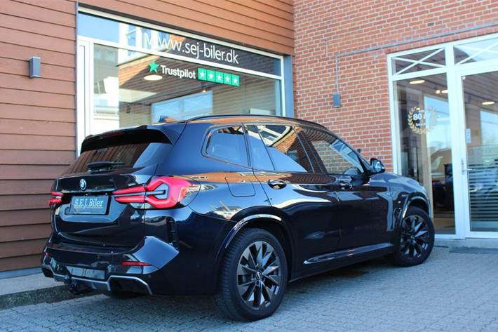 Blå BMW iX3 fra 2023