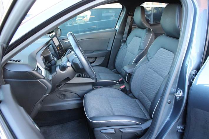 Grå Renault Clio V fra 2020