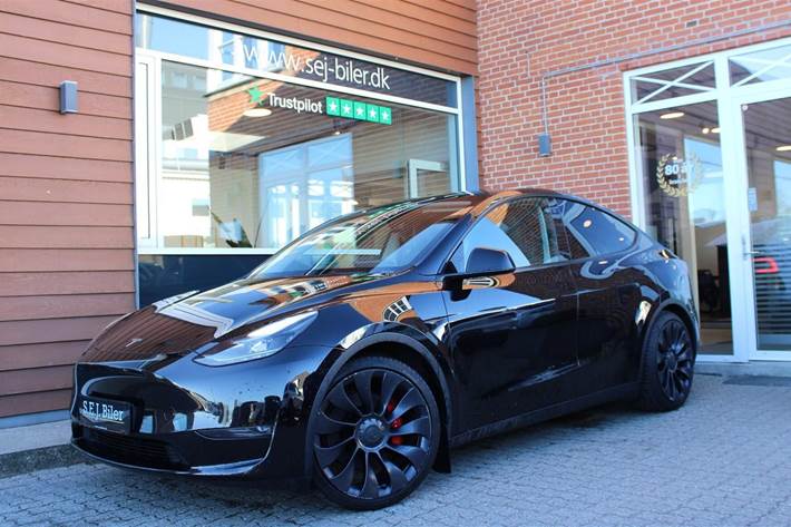 Sort Tesla Model Y fra 2023