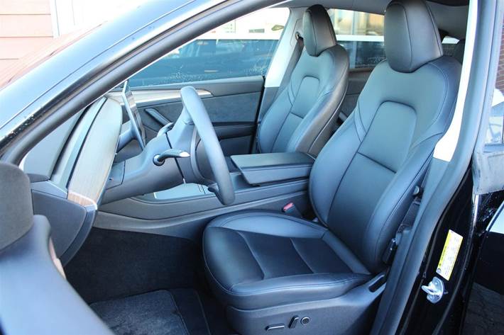 Sort Tesla Model Y fra 2023