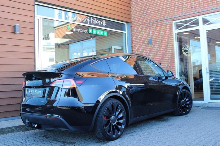 Sort Tesla Model Y fra 2023